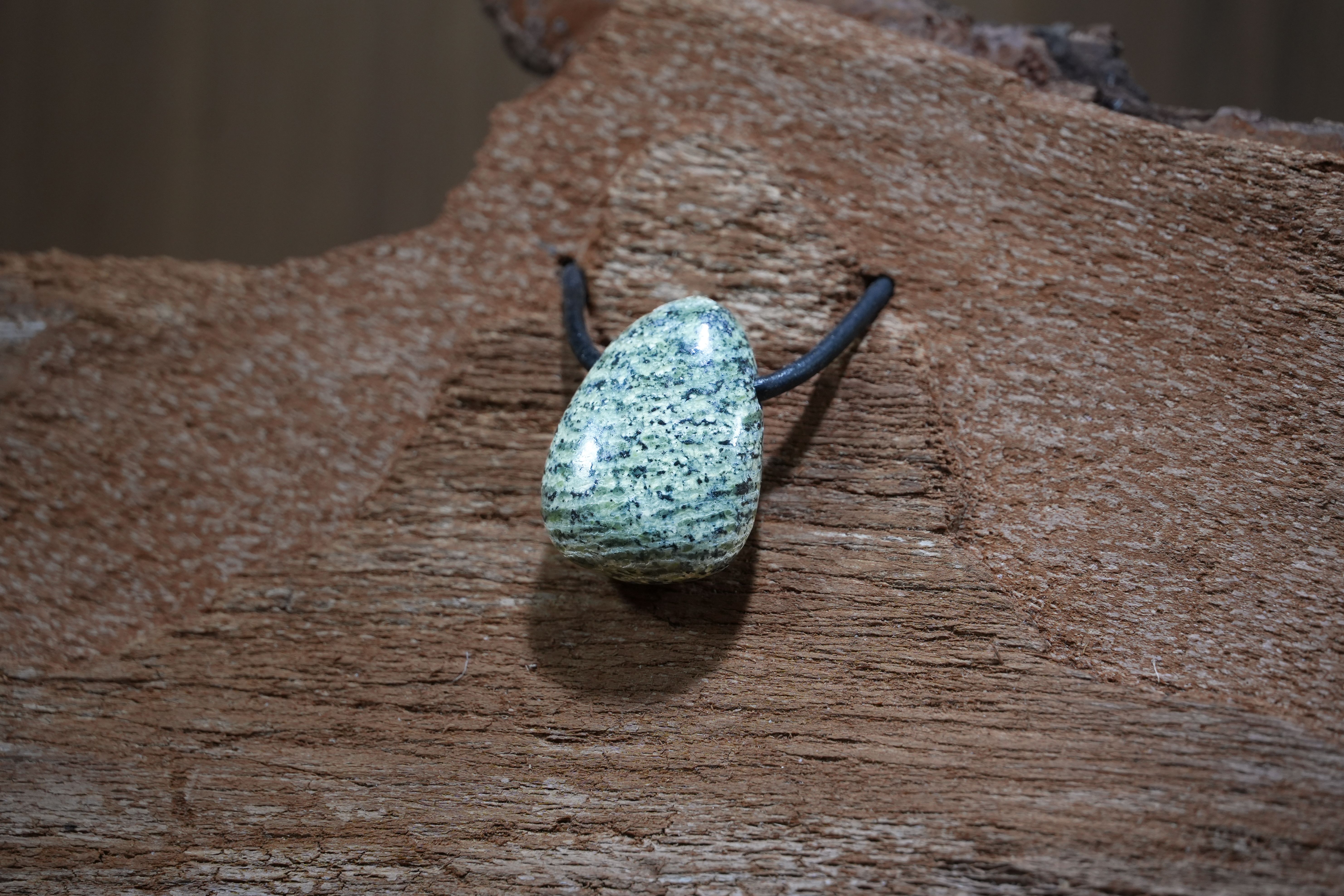 Silver eye serpentine, Drilled · No. 1, 2 × 2.8 cm