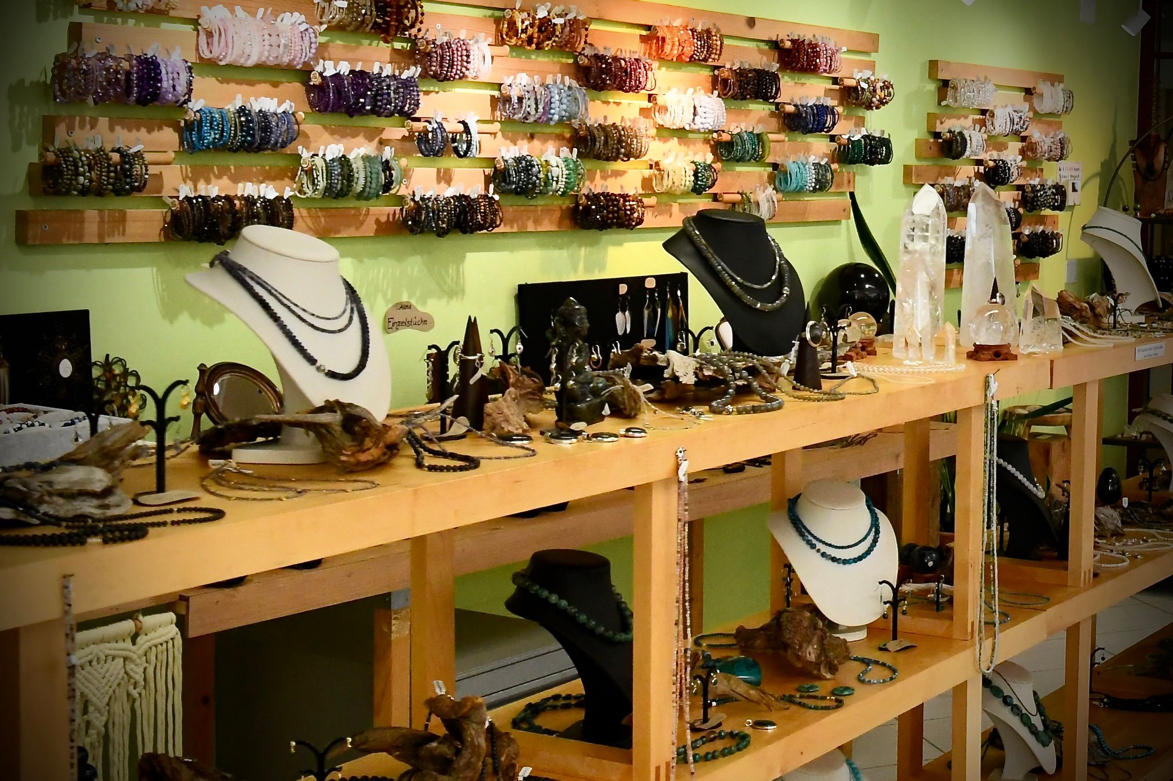 Bracelets et boucles d'oreilles sur le mur de l'assortiment chez Aaliechtli