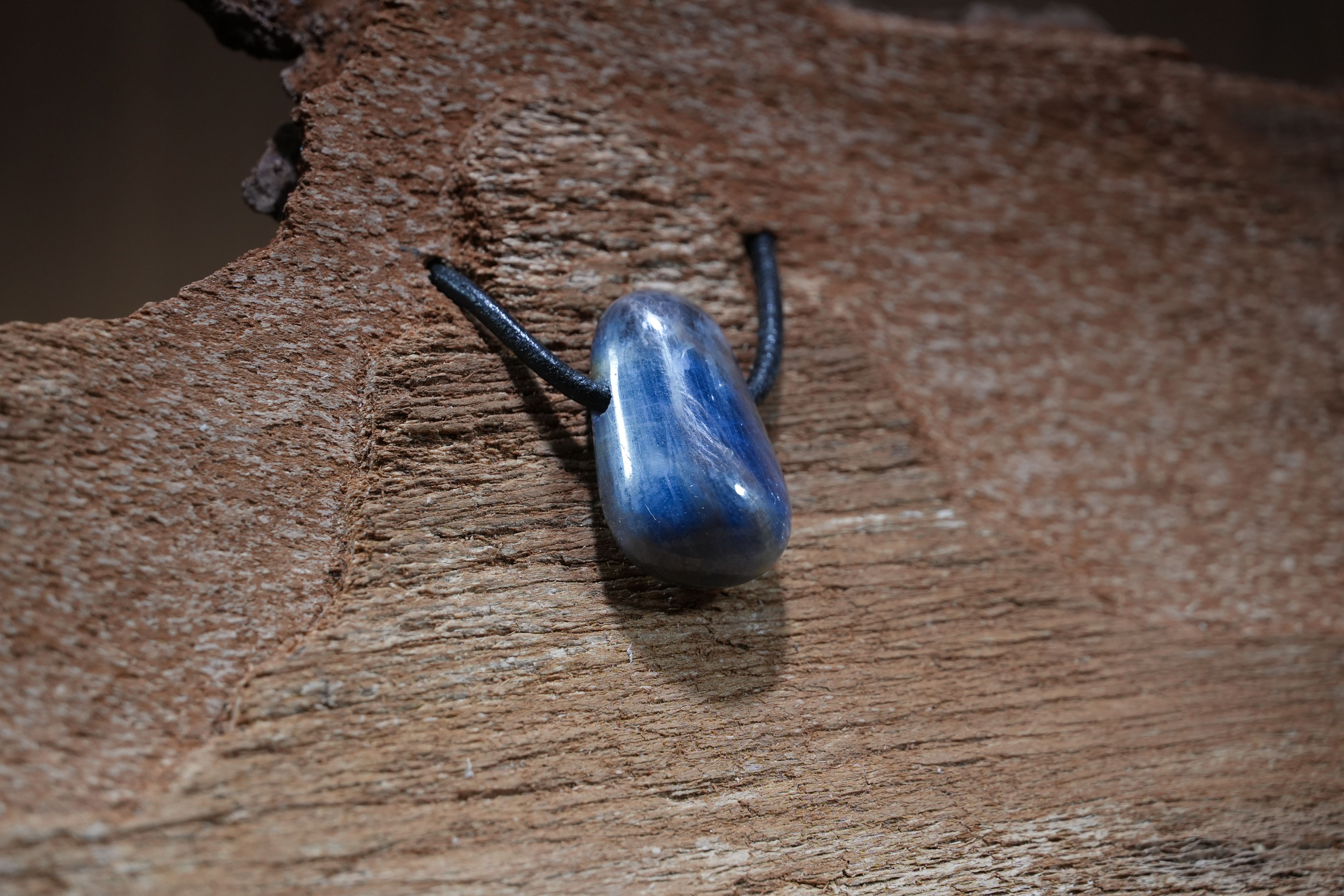 Blue sapphire, Drilled · No. 1, 1.5 × 2.5 cm