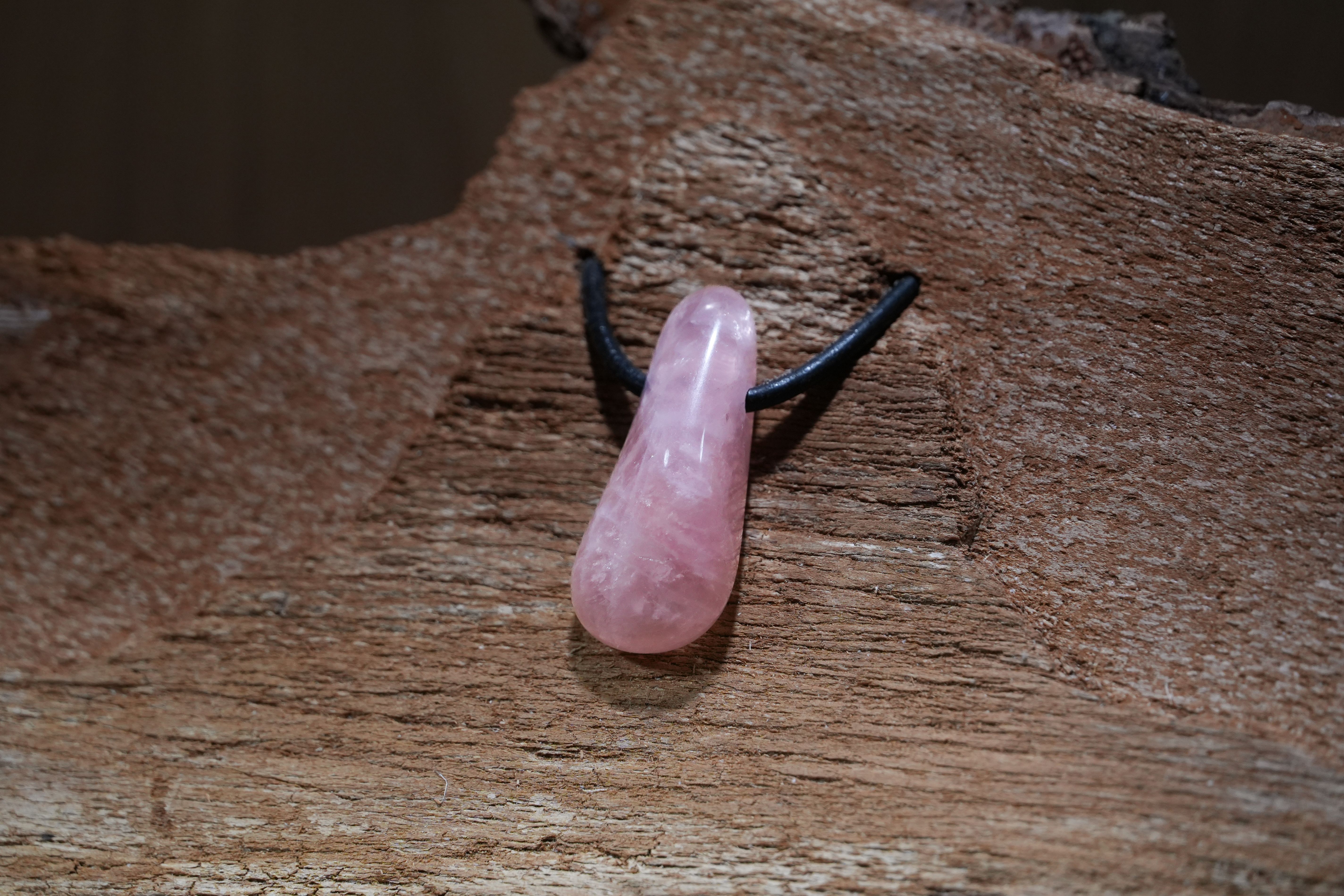 Rose quartz, Drilled · No. 1, 1.5 × 3.5 cm