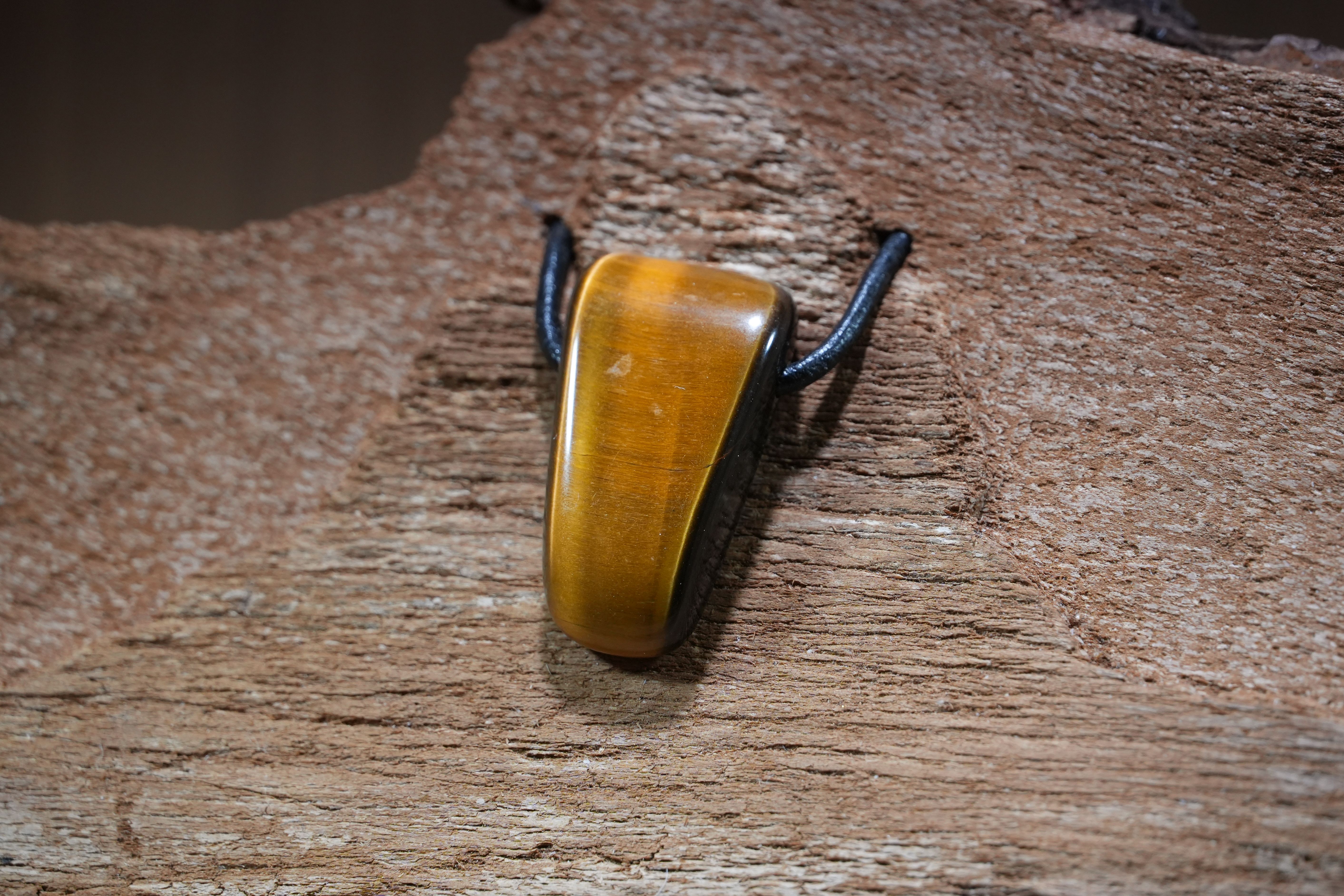 Tiger's eye, Drilled · No. 1, 1.8 × 3.2 cm