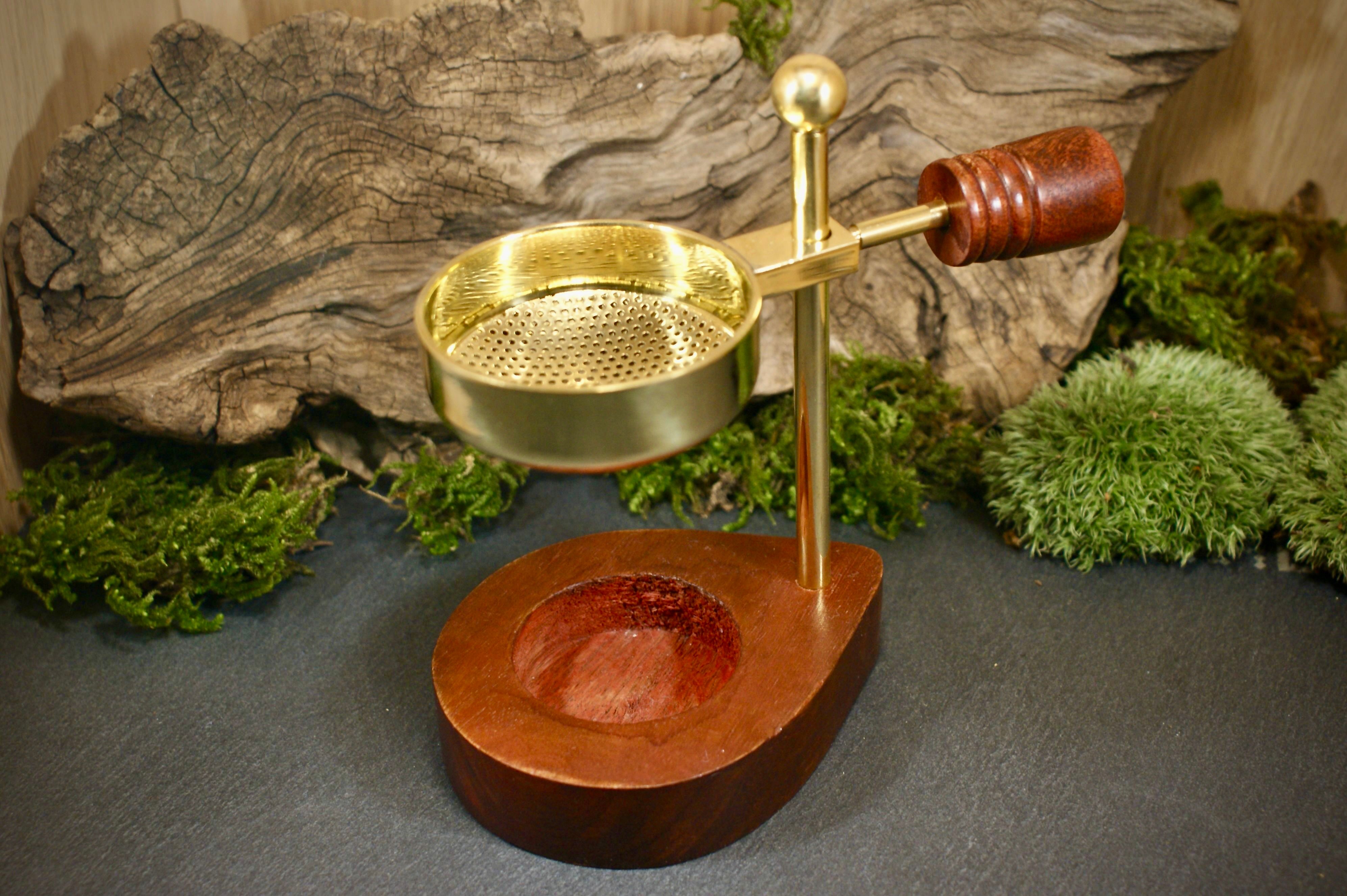 Height-adjustable sieve burner, brown wood