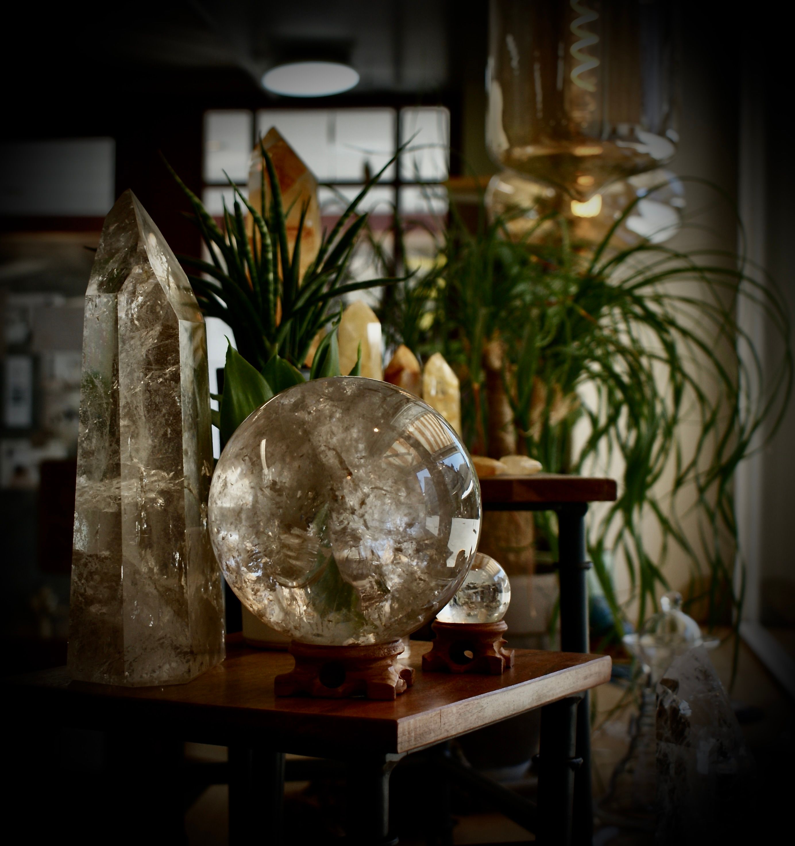 Warm lighting in the Aaliechtli shop